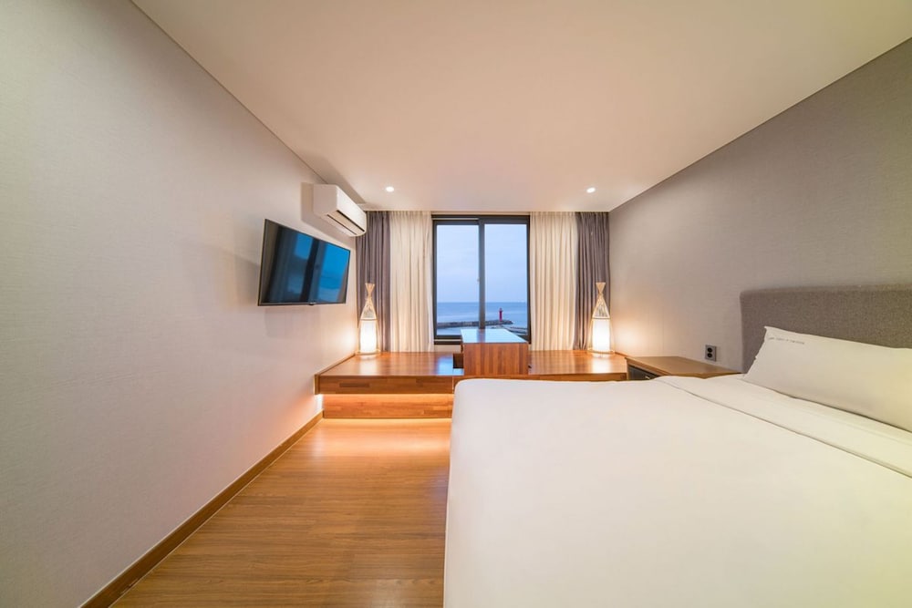 Hotel Two-Y 3/36