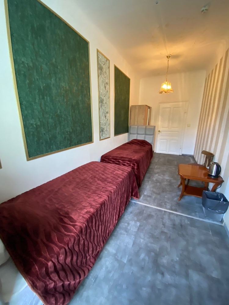 Economy, Twin Beds