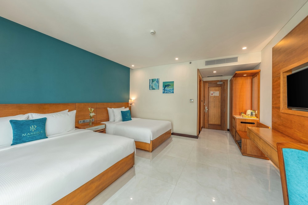 Deluxe, Triple, King Bed, Partial Ocean View