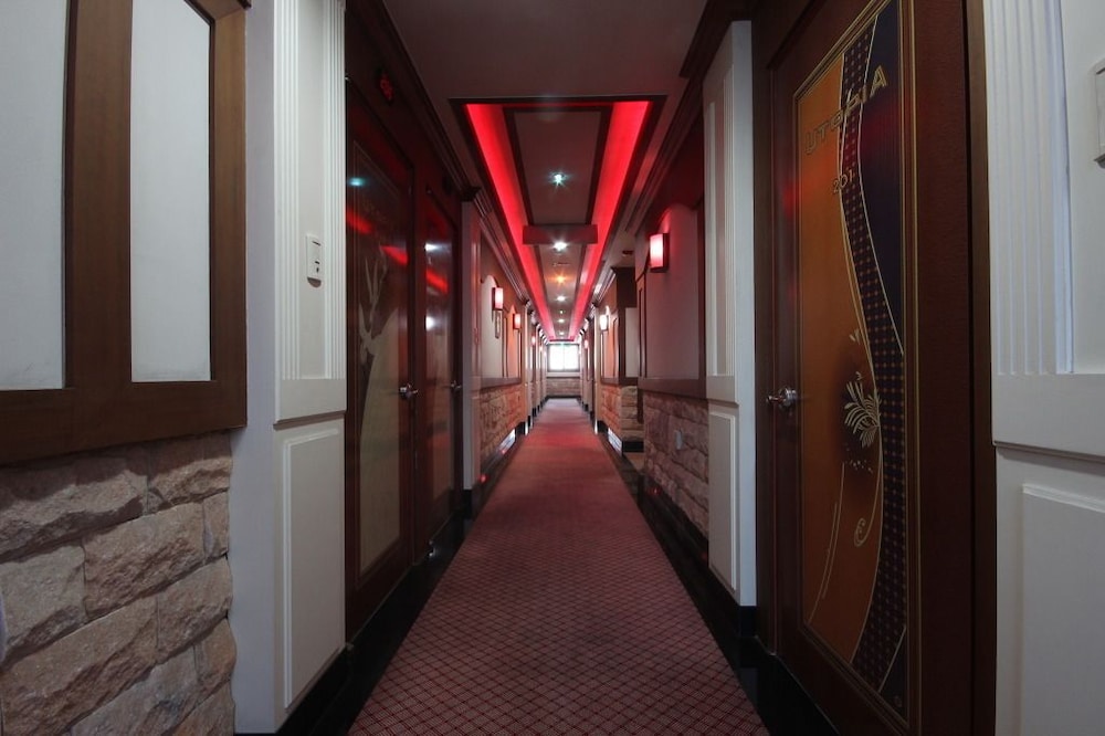 Utopia Motel 26/28
