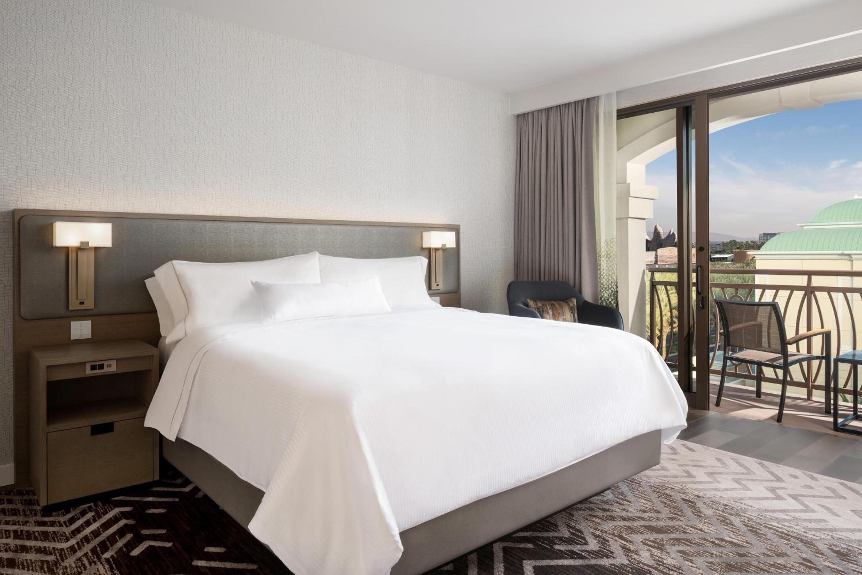 1 Bedroom, Suite, King Bed, Park View, Balcony