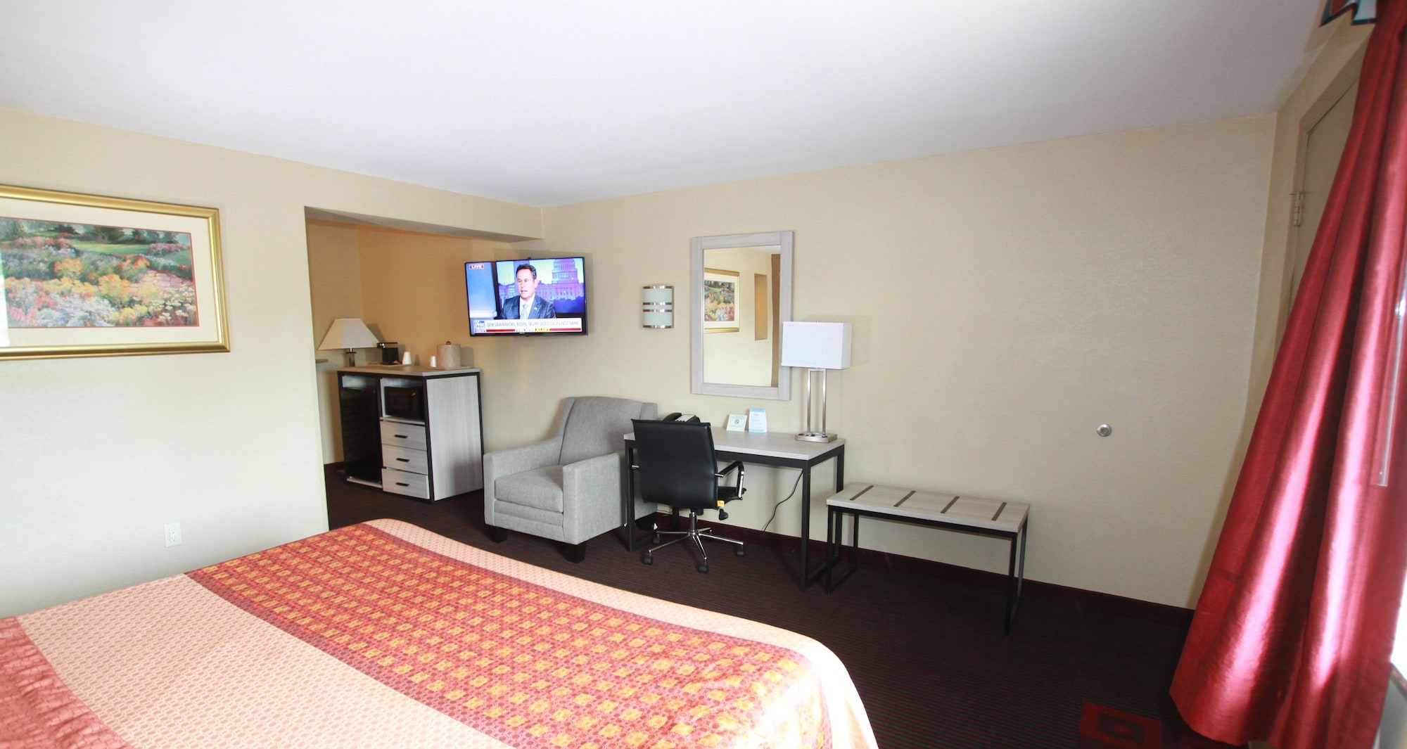 جناح تنفيذي بسرير كينج مع أريكة بجاكوزي، Travel Inn and Suites Flemington 4/9