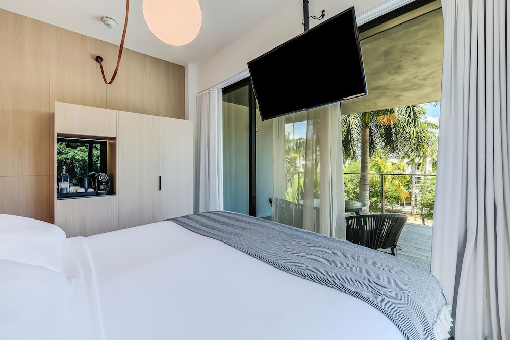 ROOM, BALCONY, CORNER
