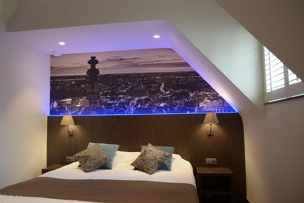 The Golden Tree Hotel 38/60