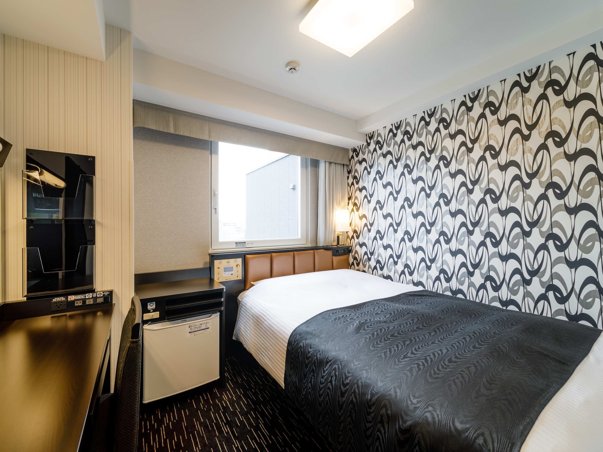 ROOM, QUEEN BED