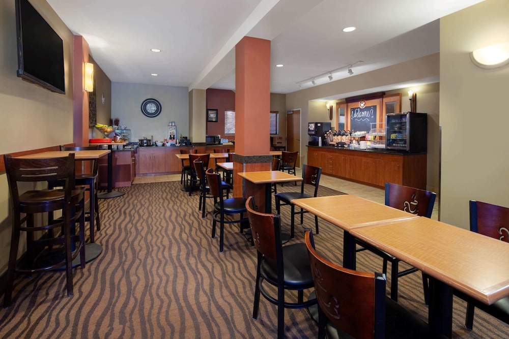 Comfort Inn & Suites Rochester South Mayo Clinic 39/54