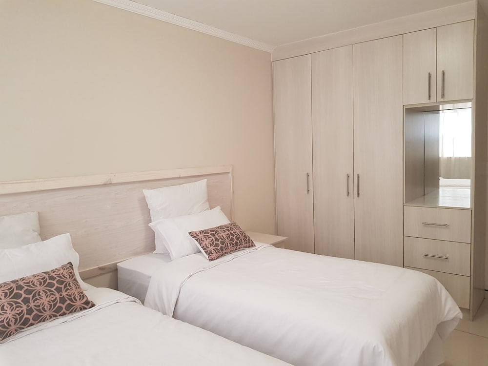 1 BEDROOM, BASIC, TWIN BEDS
