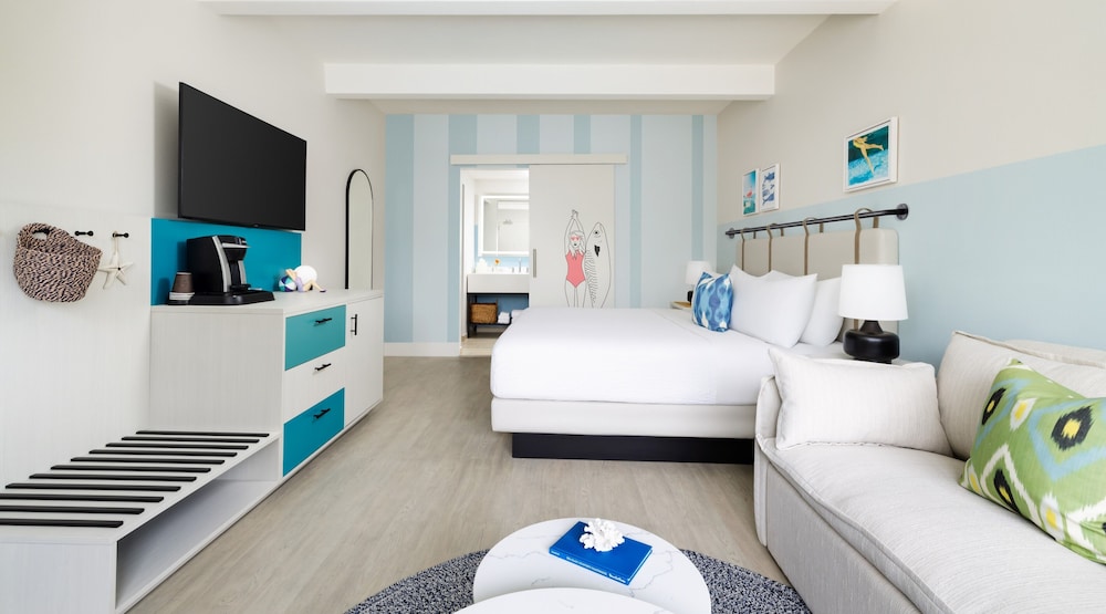 ROOM, KING BED, POOL VIEW