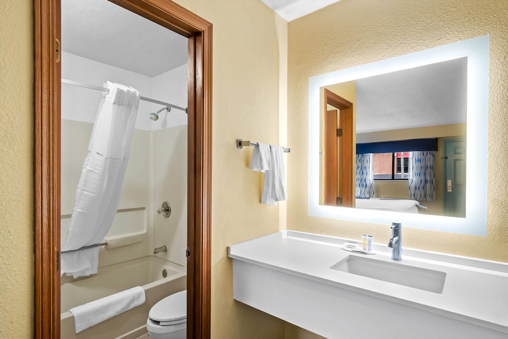 Days Inn by Wyndham Renfro Valley Mount Vernon 50/50