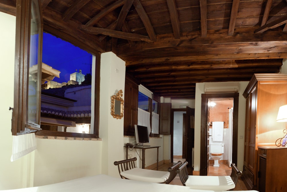 Casa Del Capitel Nazari 60/70