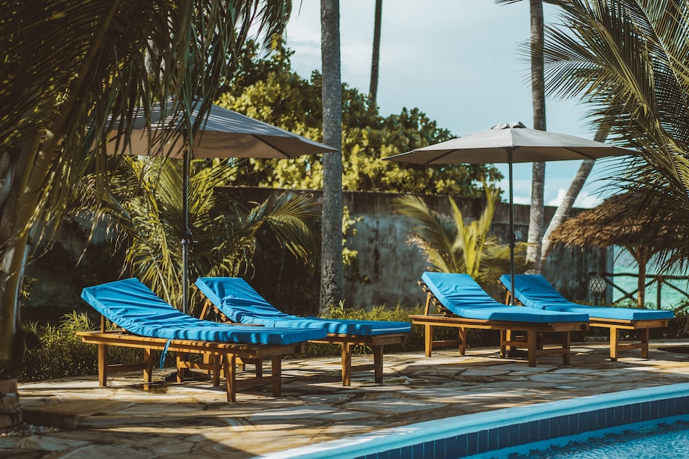 Sunny Palms Beach Bungalows 39/65