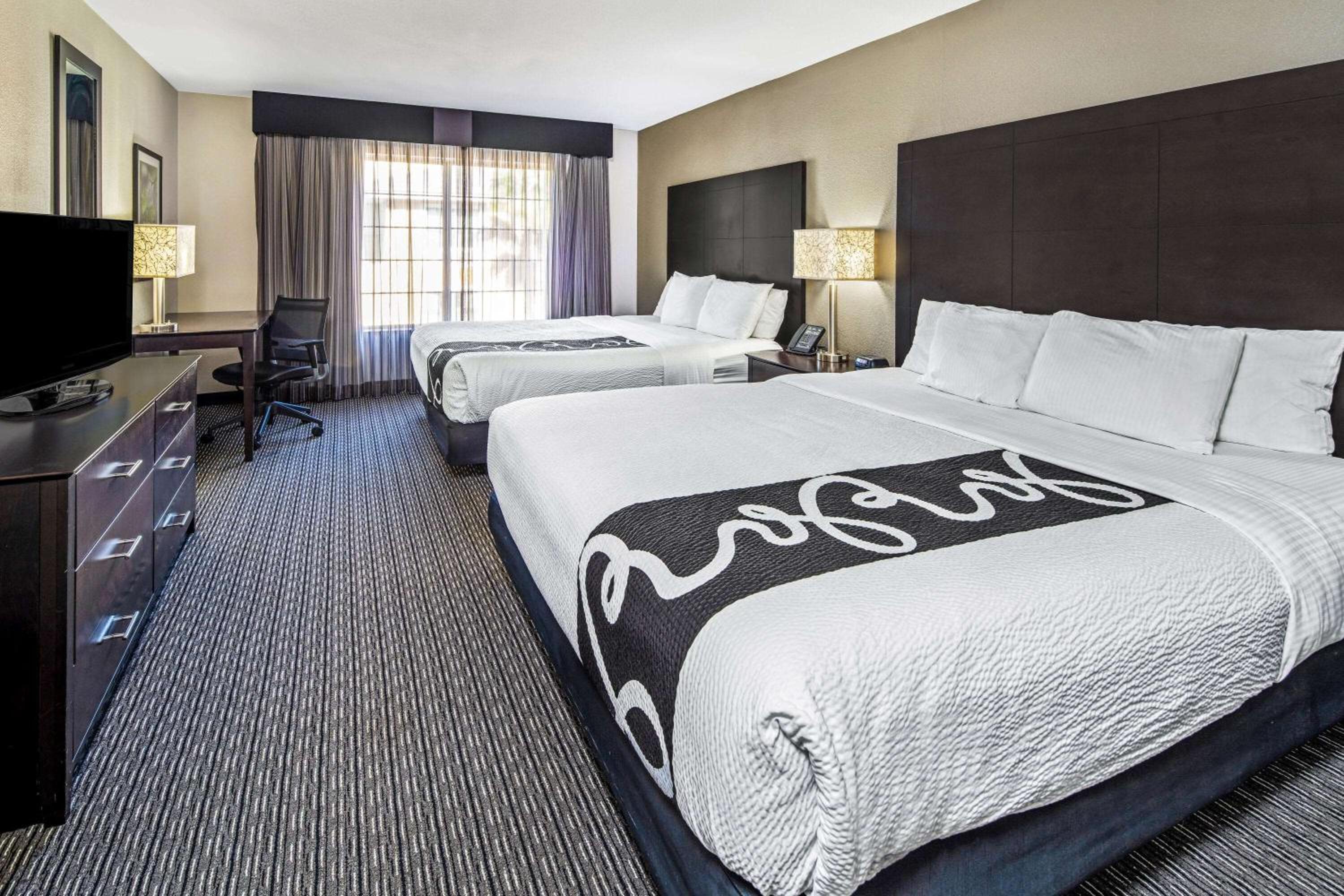 غرفة بسريرين مزدوجين بحوض استحمام لذوي الإعاقة، Holiday Inn Express & Suites Anaheim Convention Center Area 3/8