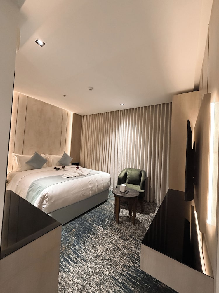 Rose Garden Hotel 34/50