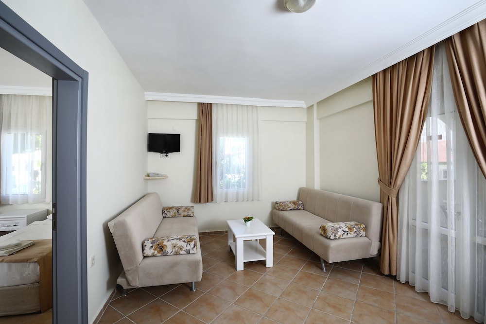 Summer Garden Suites And Beach Hotel 32/59