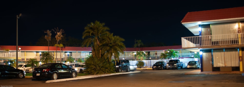 Express Inn & Suites - 5 Miles from St Petersburg Clearwater Airport 38/43