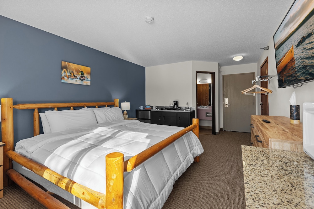 Family Suite, Lake, 1 King and 2 Queen Beds, Kitchenette
