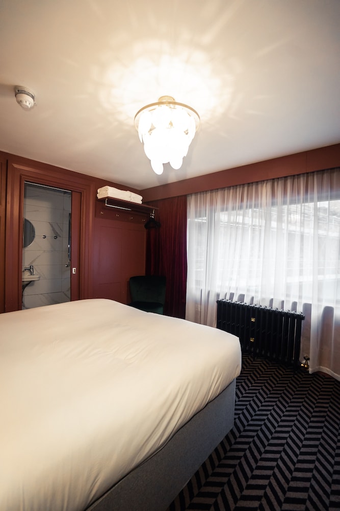 Lock & Key Hotel 4/69