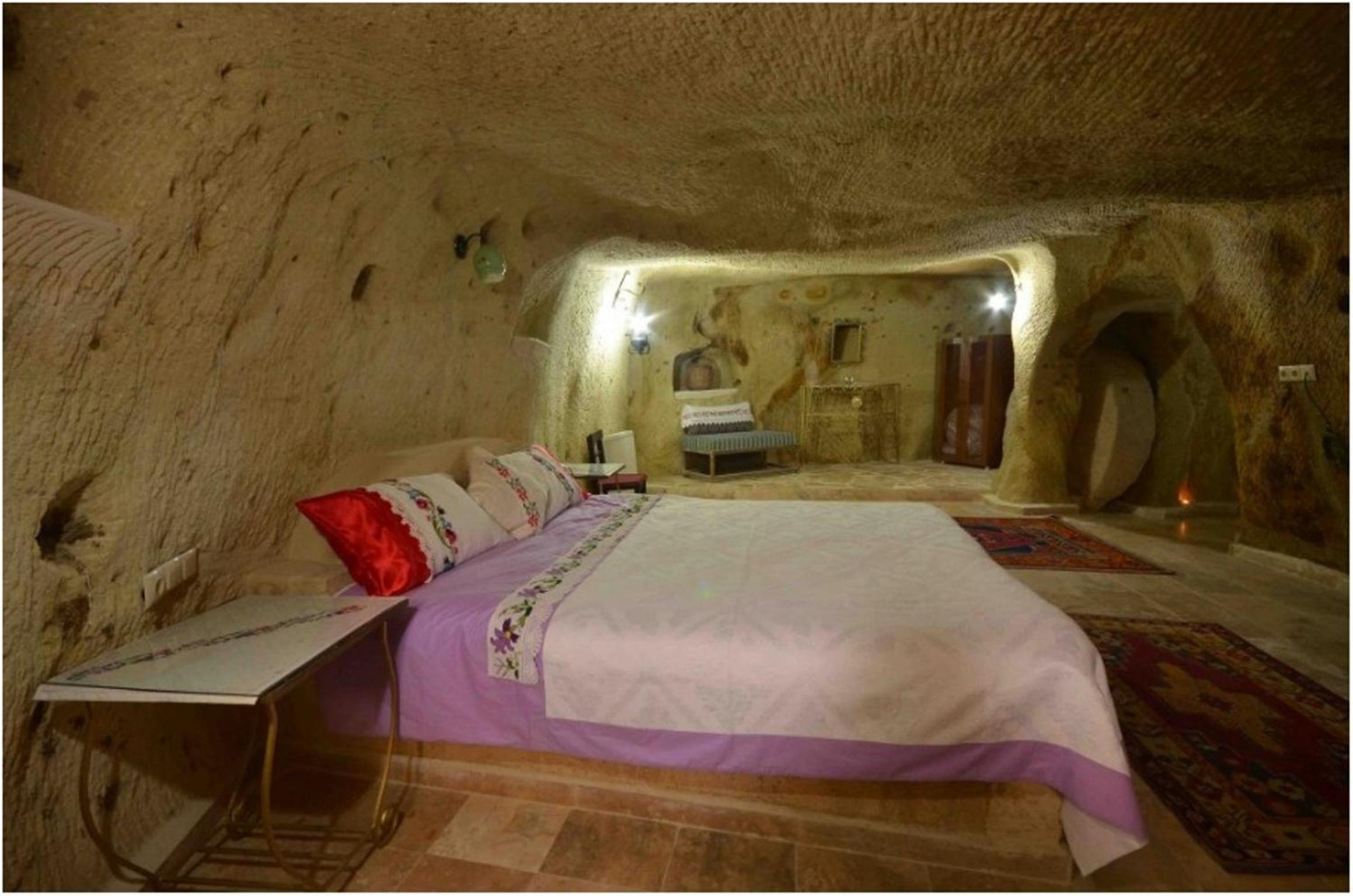 Cave, Suite, Hot Tub