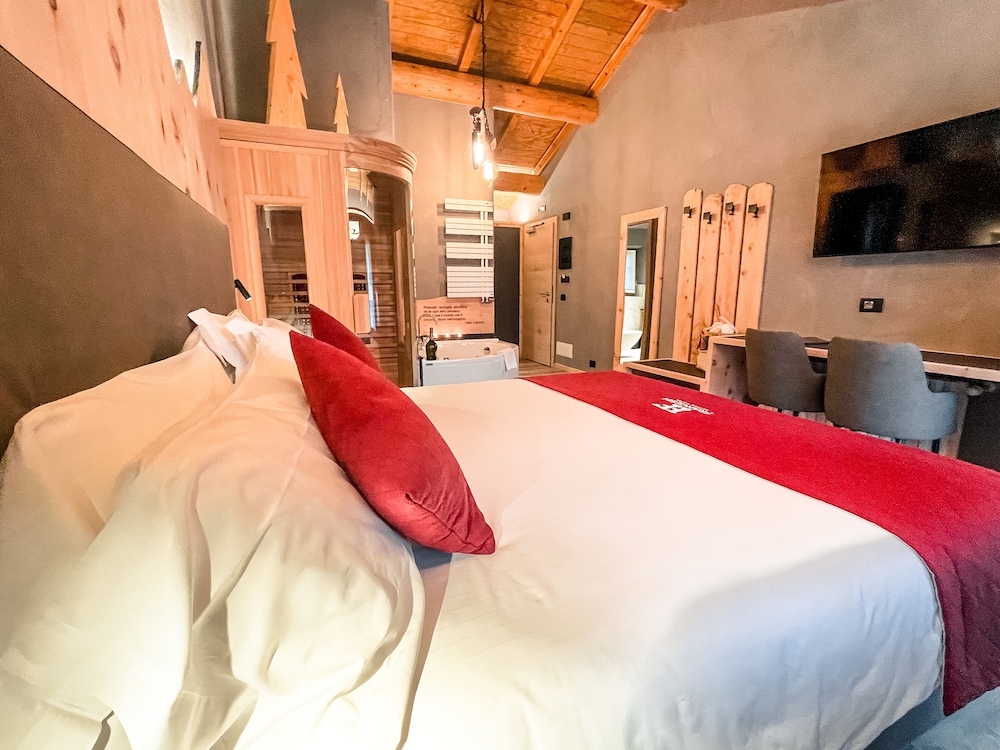ROMANTIC, DOUBLE BED