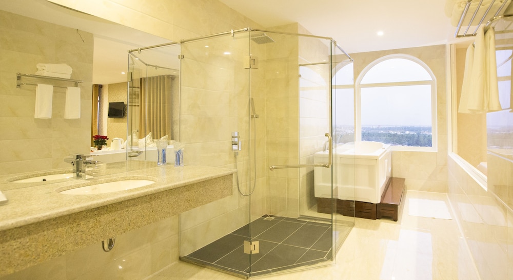 جناح بسرير كينج، West Hotel 2/2