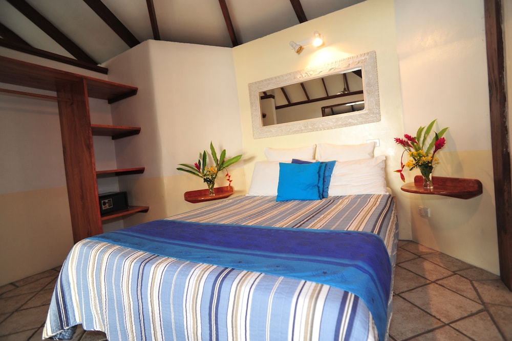 1 BEDROOM, BUNGALOW, SIDE OCEAN VIEW