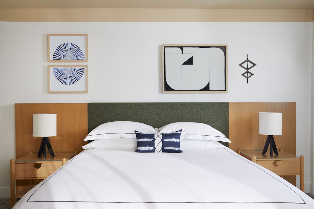 Essential, King Bed
