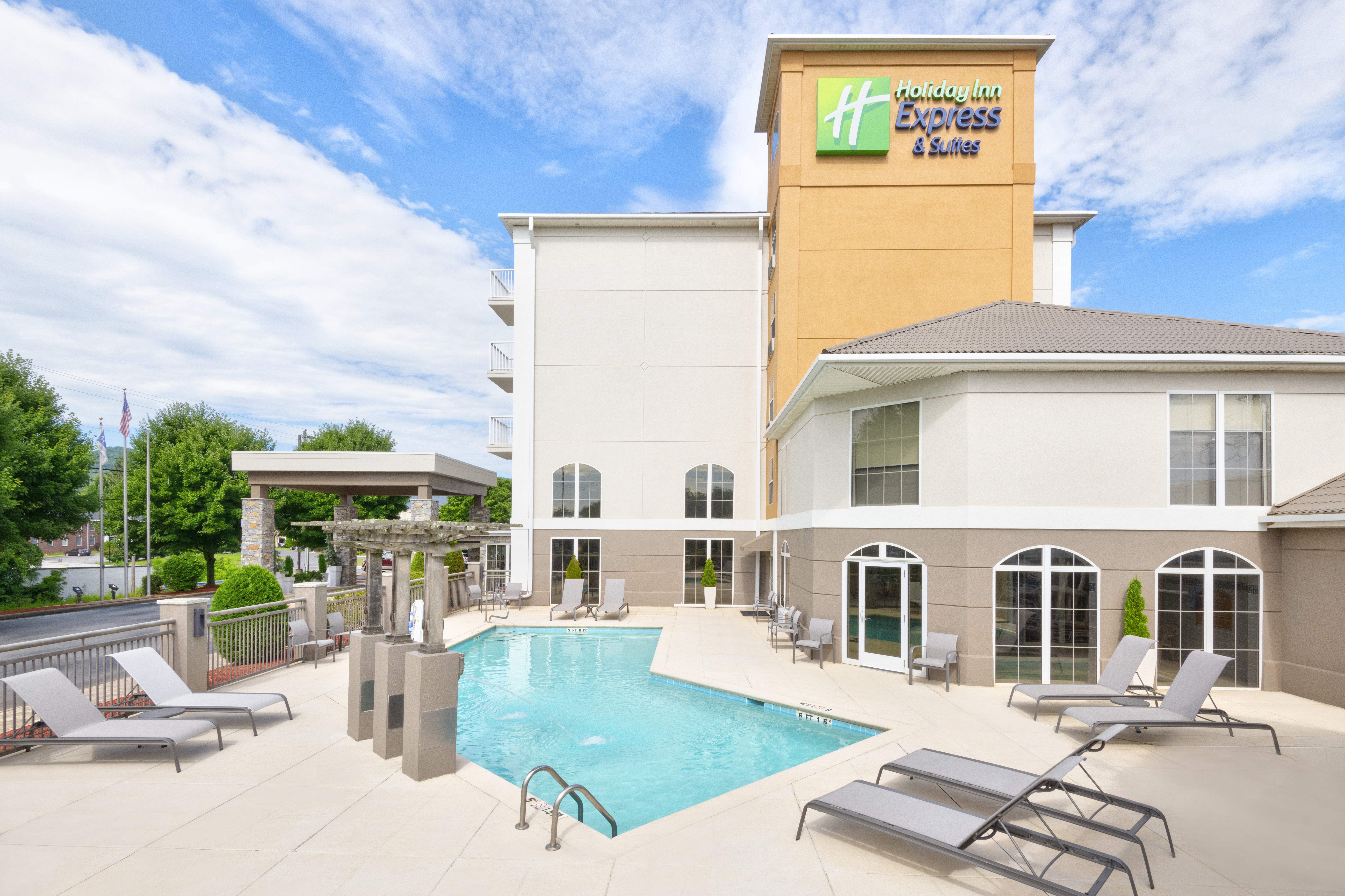 Holiday Inn Express & Suites Asheville SW - Outlet Ctr Area 31/34