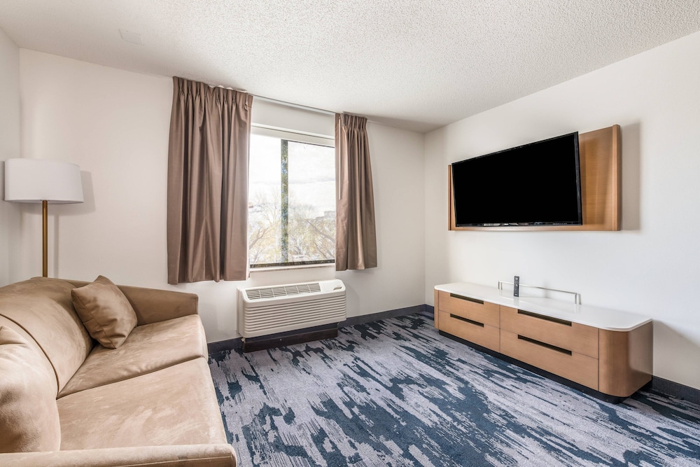 Fairfield Inn Suites Greensboro Coliseum Area 25/32
