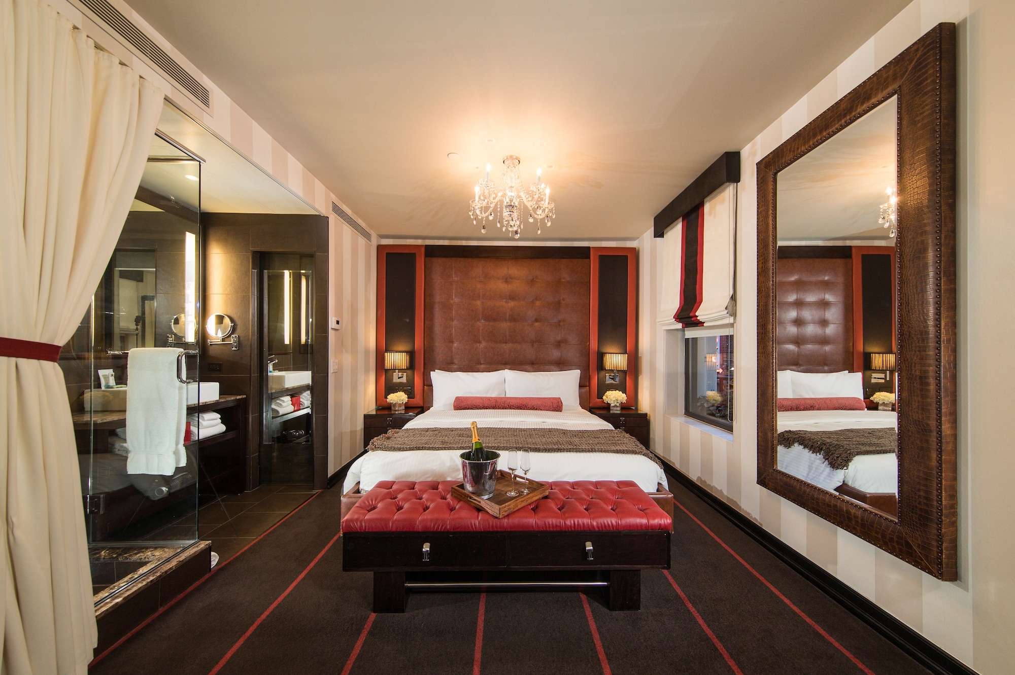 DELUXE, KING BED