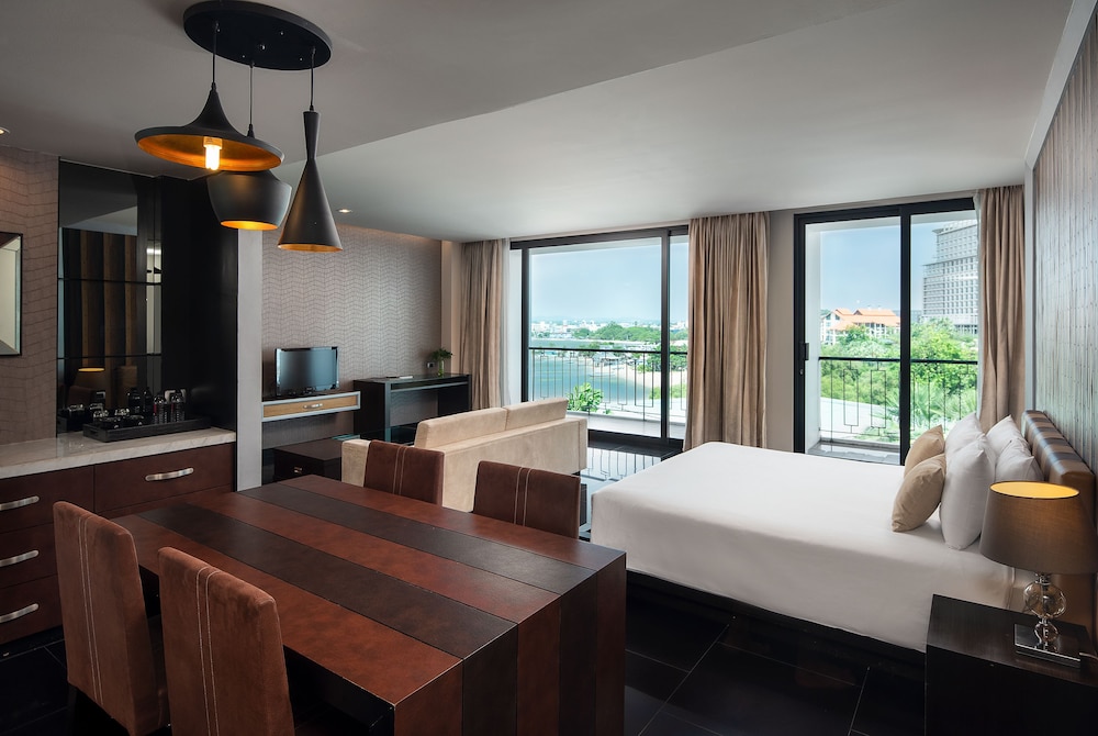 Way Hotel 38/73