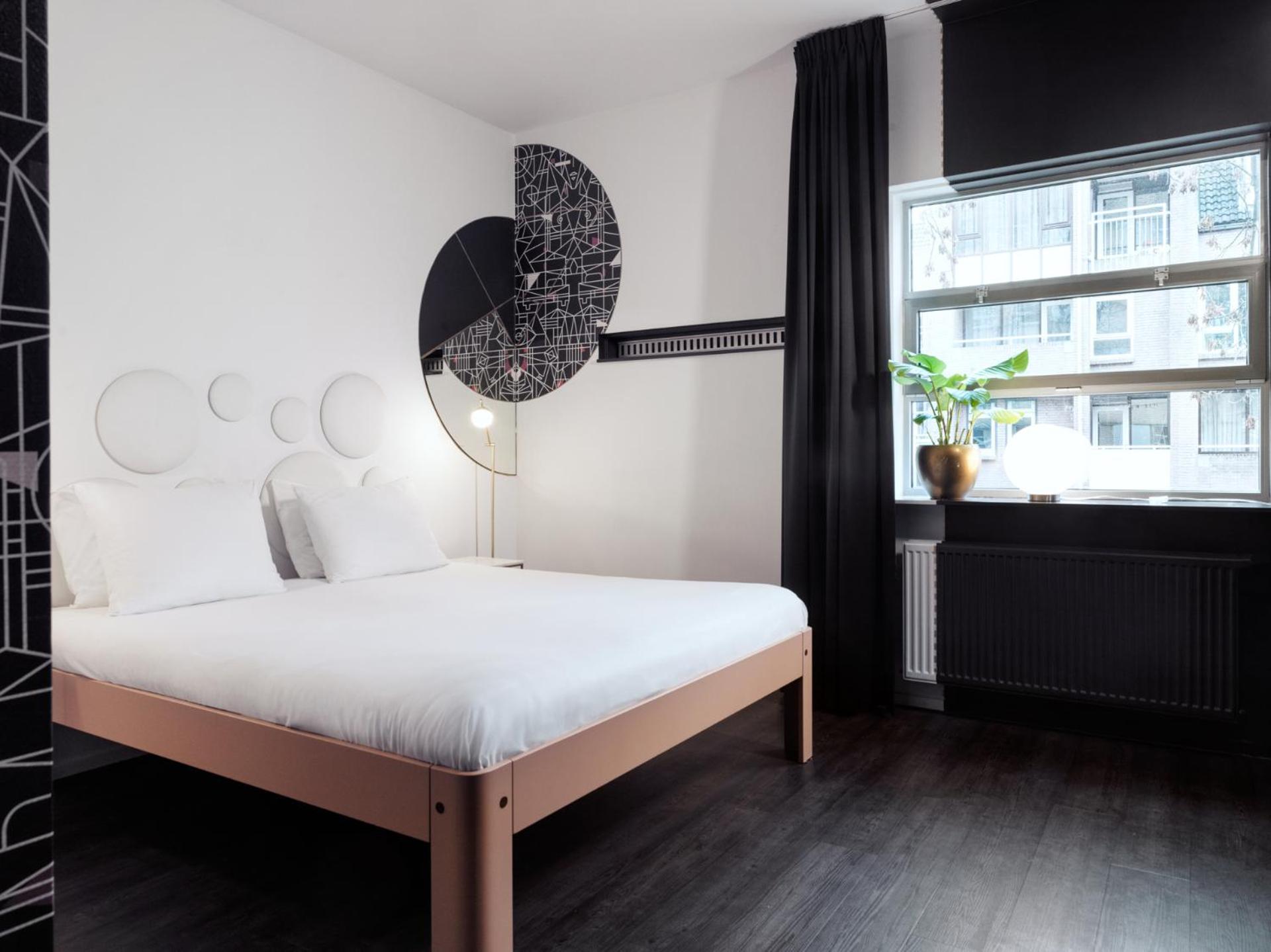 DELUXE, KING BED