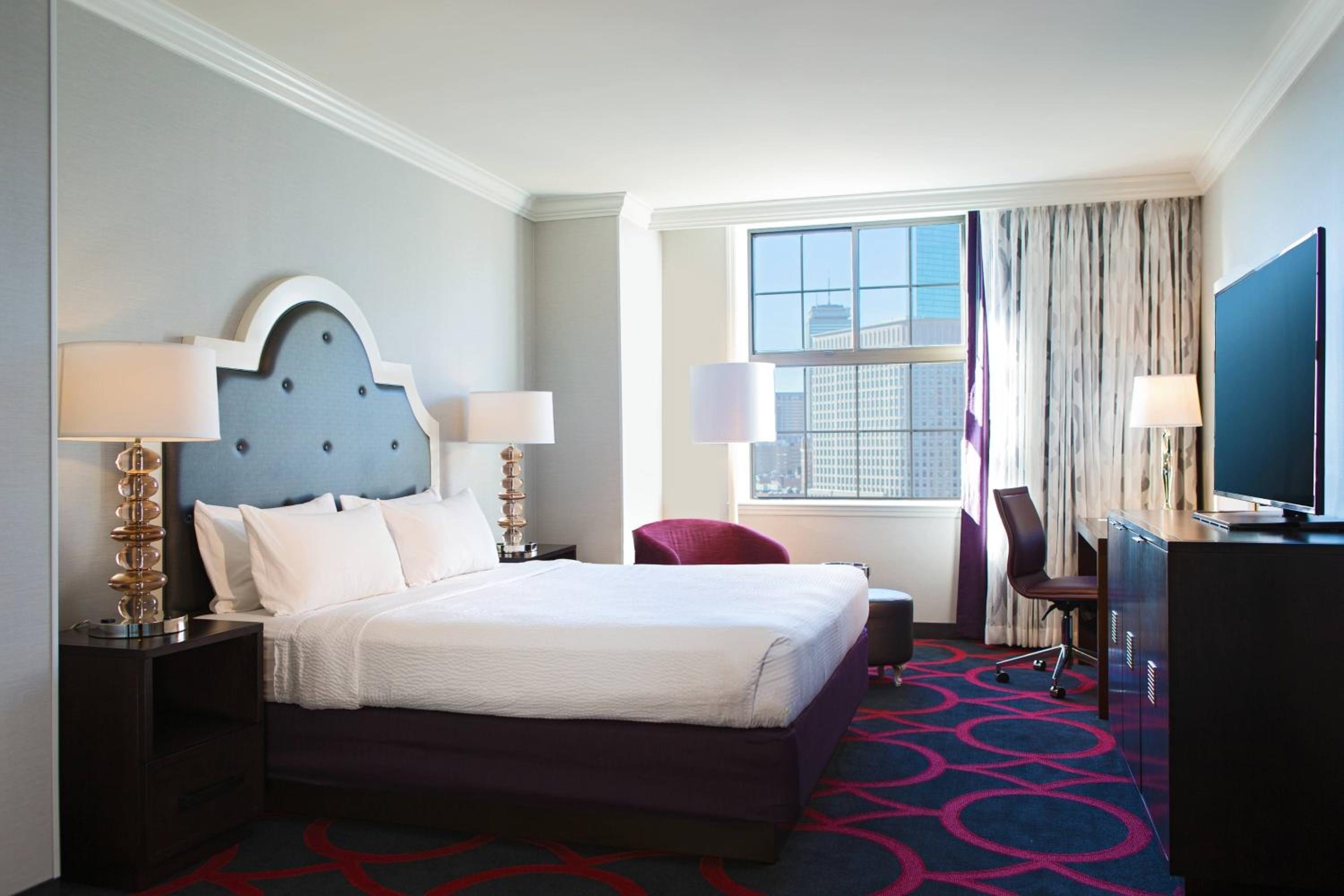 Guest Room, King Bed, Executive Level, High Floor