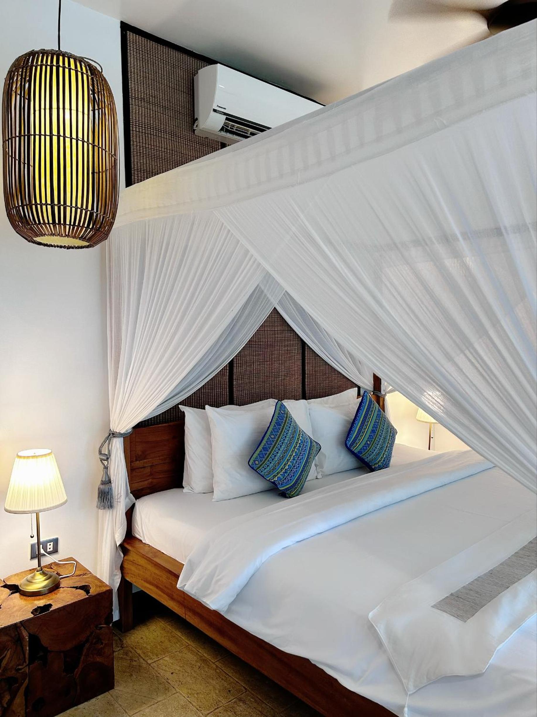 Cottage, King Bed, Pool Side