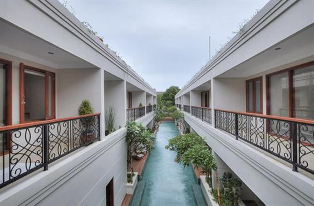 Seminyak Lagoon All Suites Hotel 4/47