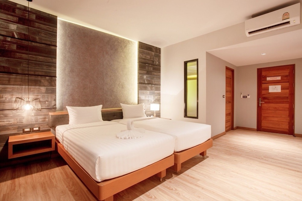 The Glory Gold Hotel 11/62
