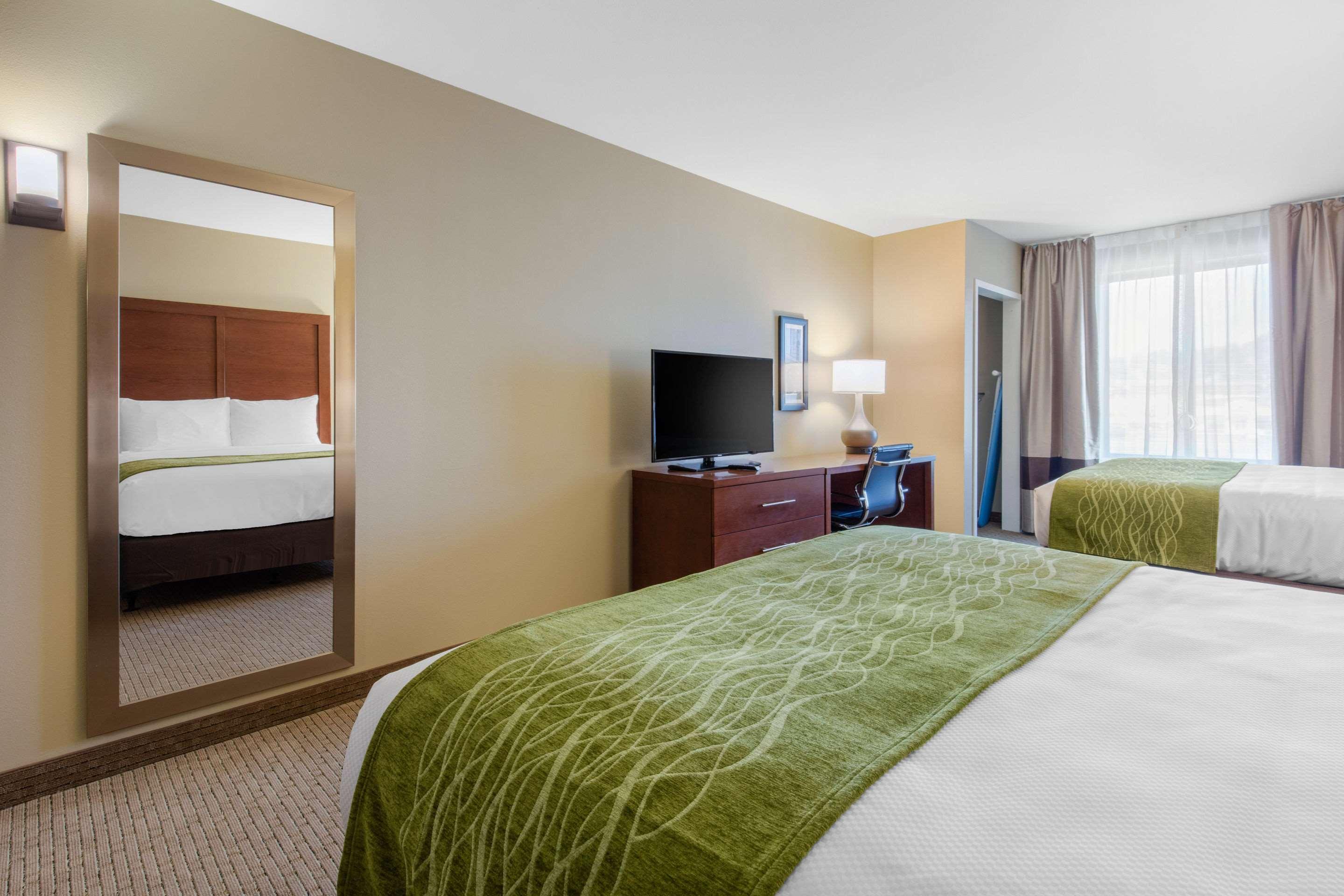 Room, 2 Queen Beds, Comfort Inn & Suites At Crossplex Village 4/9