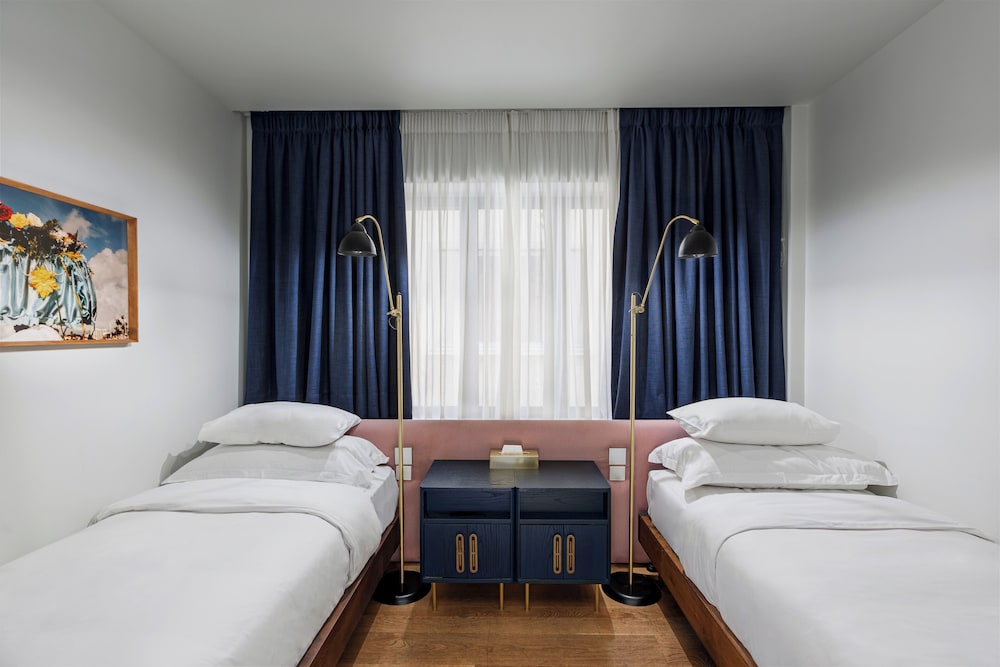 ROOM, TWIN BEDS