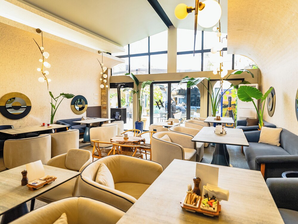 Avenue Hotel 30/46