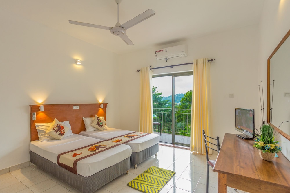 Tamarind Tree Inn 10/47