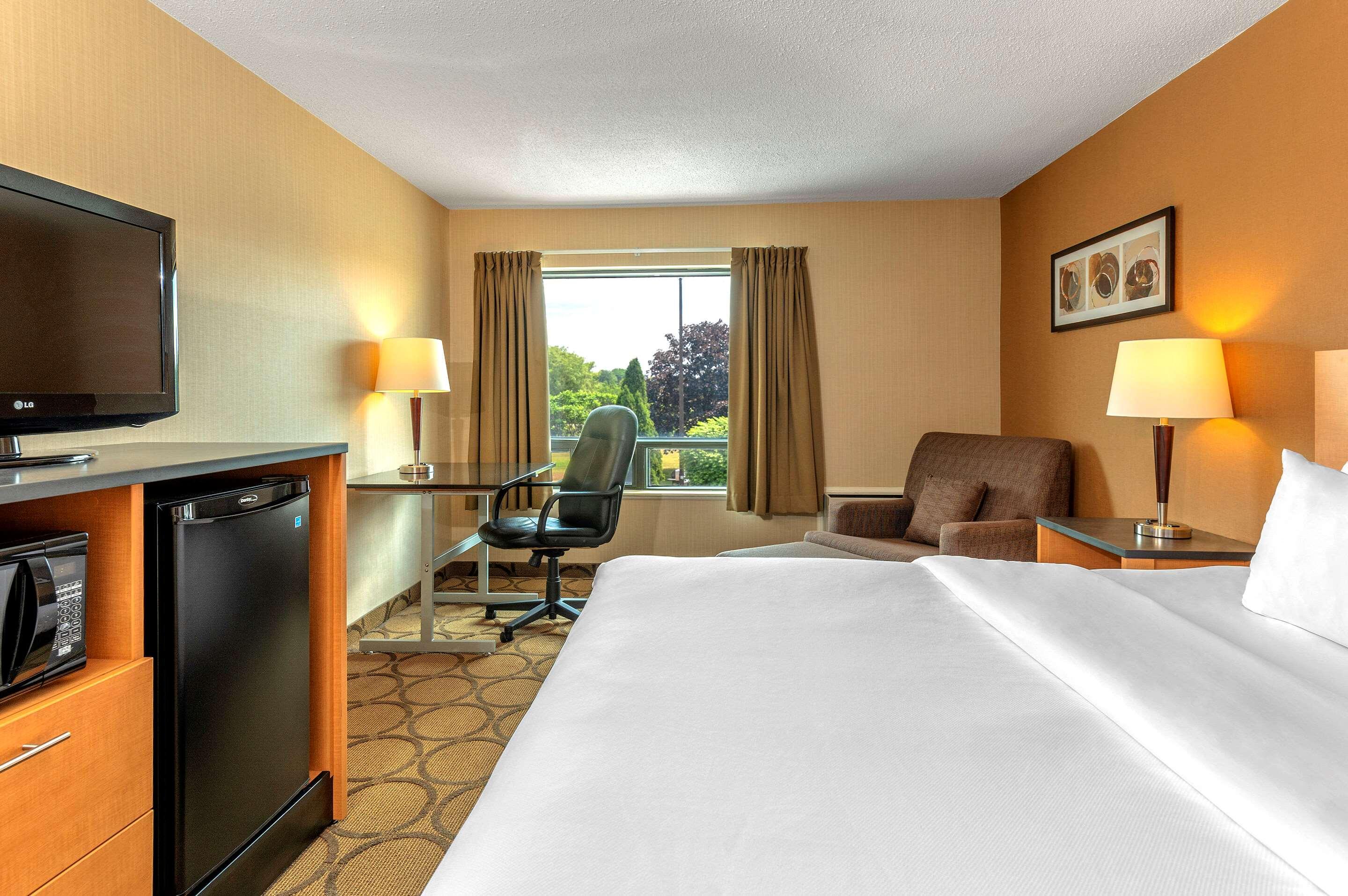 Room, King Bed, Comfort Inn Sault Ste Marie ON 6/10