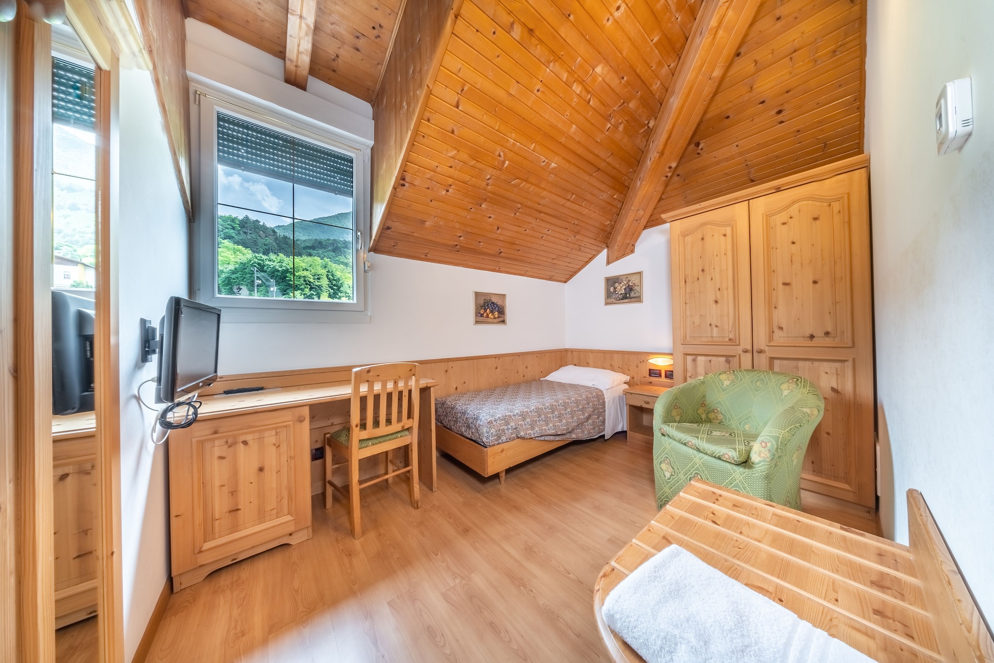 ROOM, SINGLE