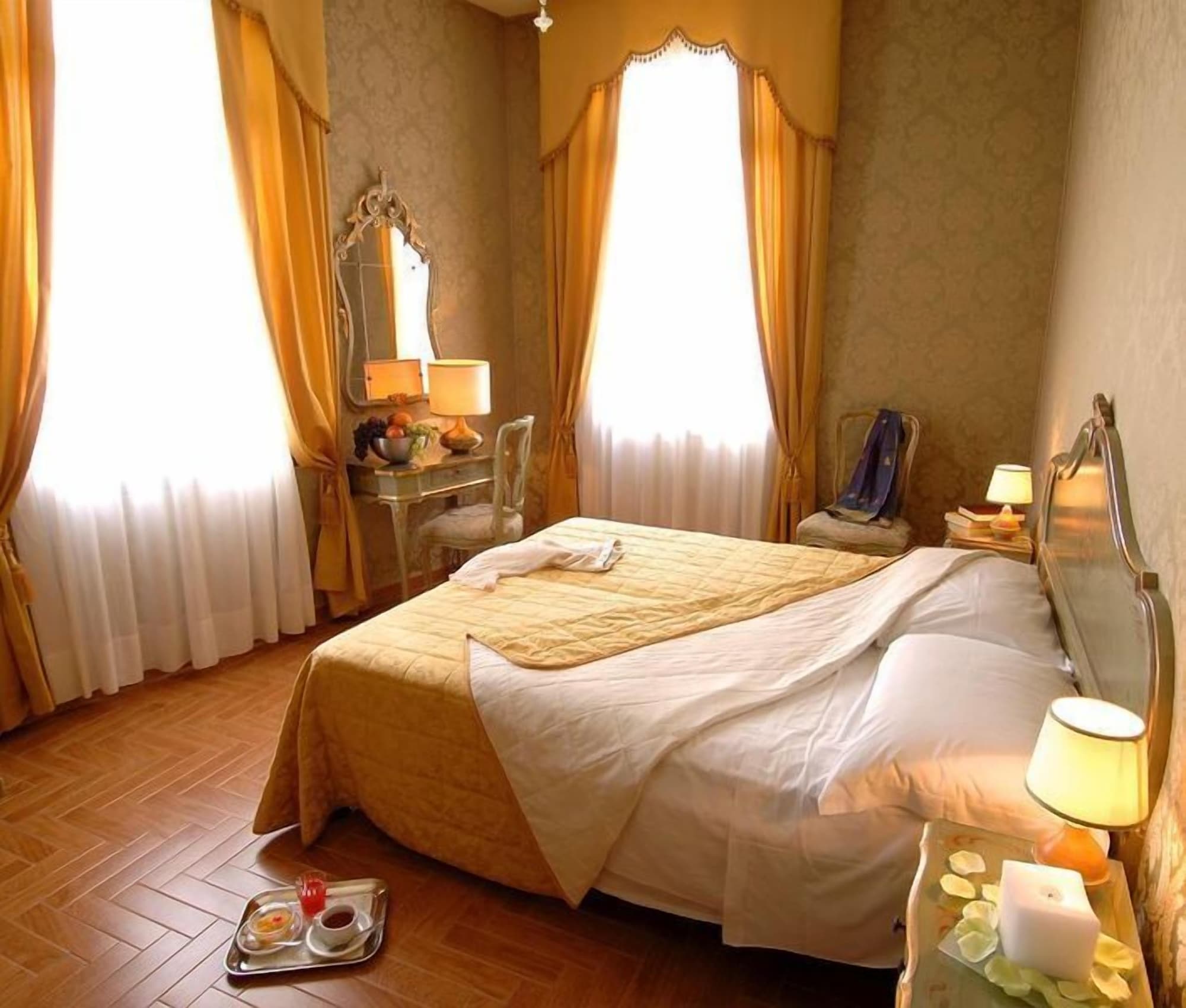 STANDARD, DOUBLE OR TWIN BED, CANAL VIEW