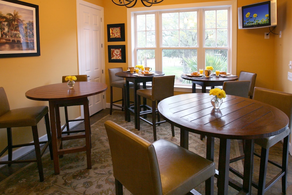 Water S Edge Inn 21/23