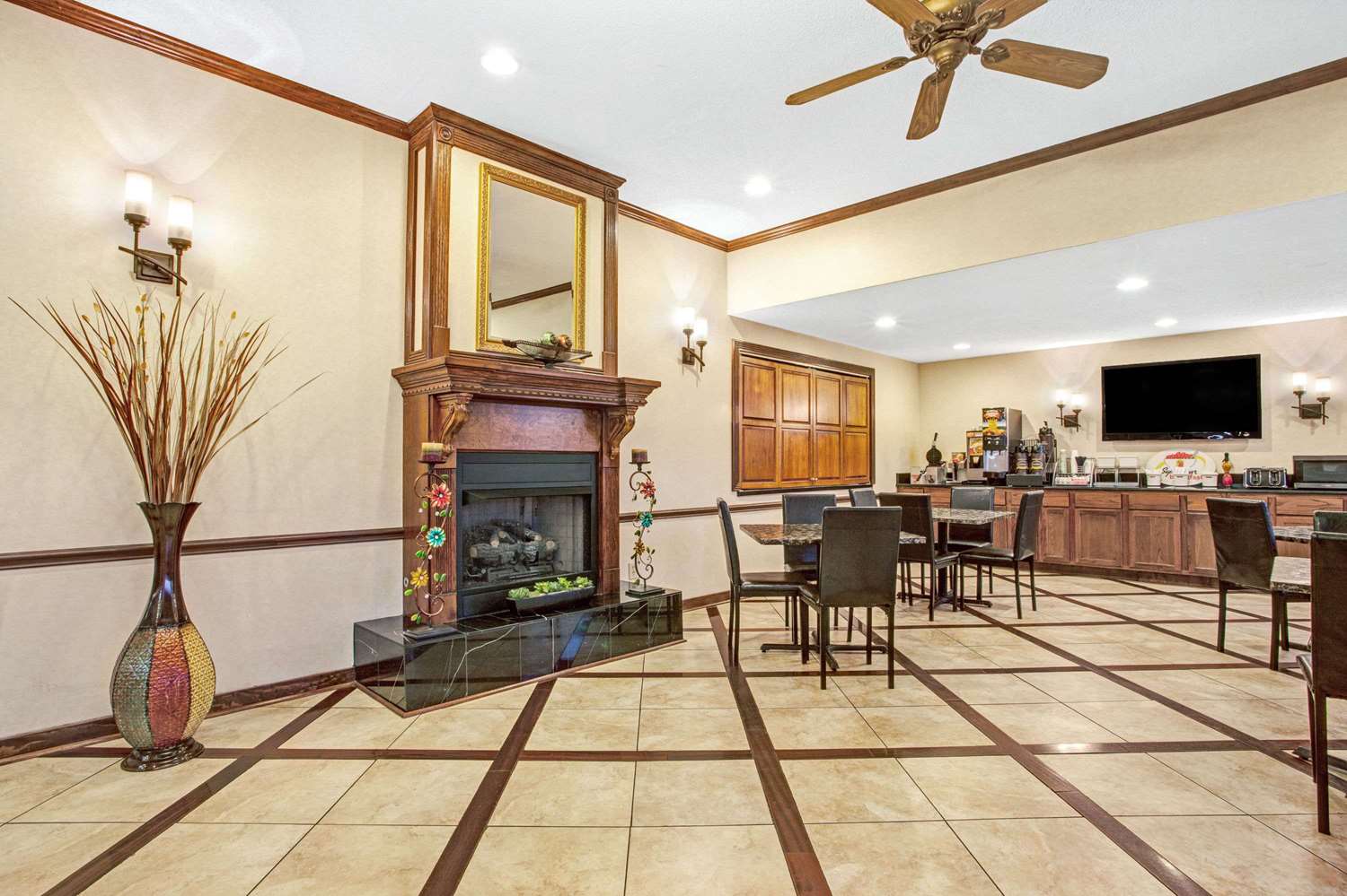 Super 8 by Wyndham Clinton 18/23