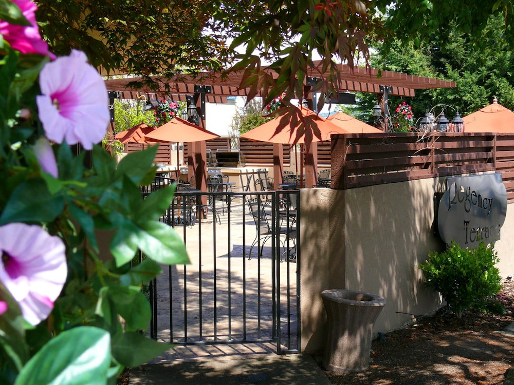 Rogue Regency Inn and Suites 9/80