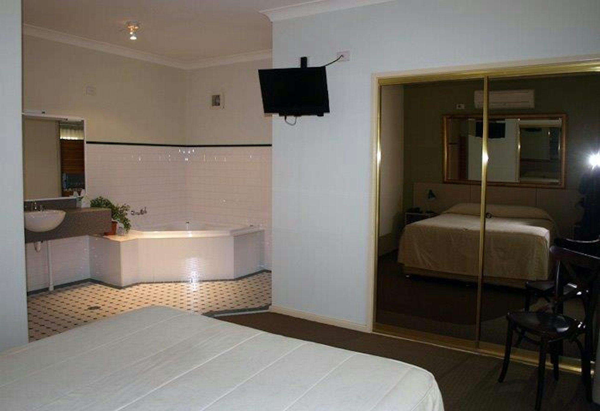 FRANCIS PHILLIP MOTOR INN 16/59