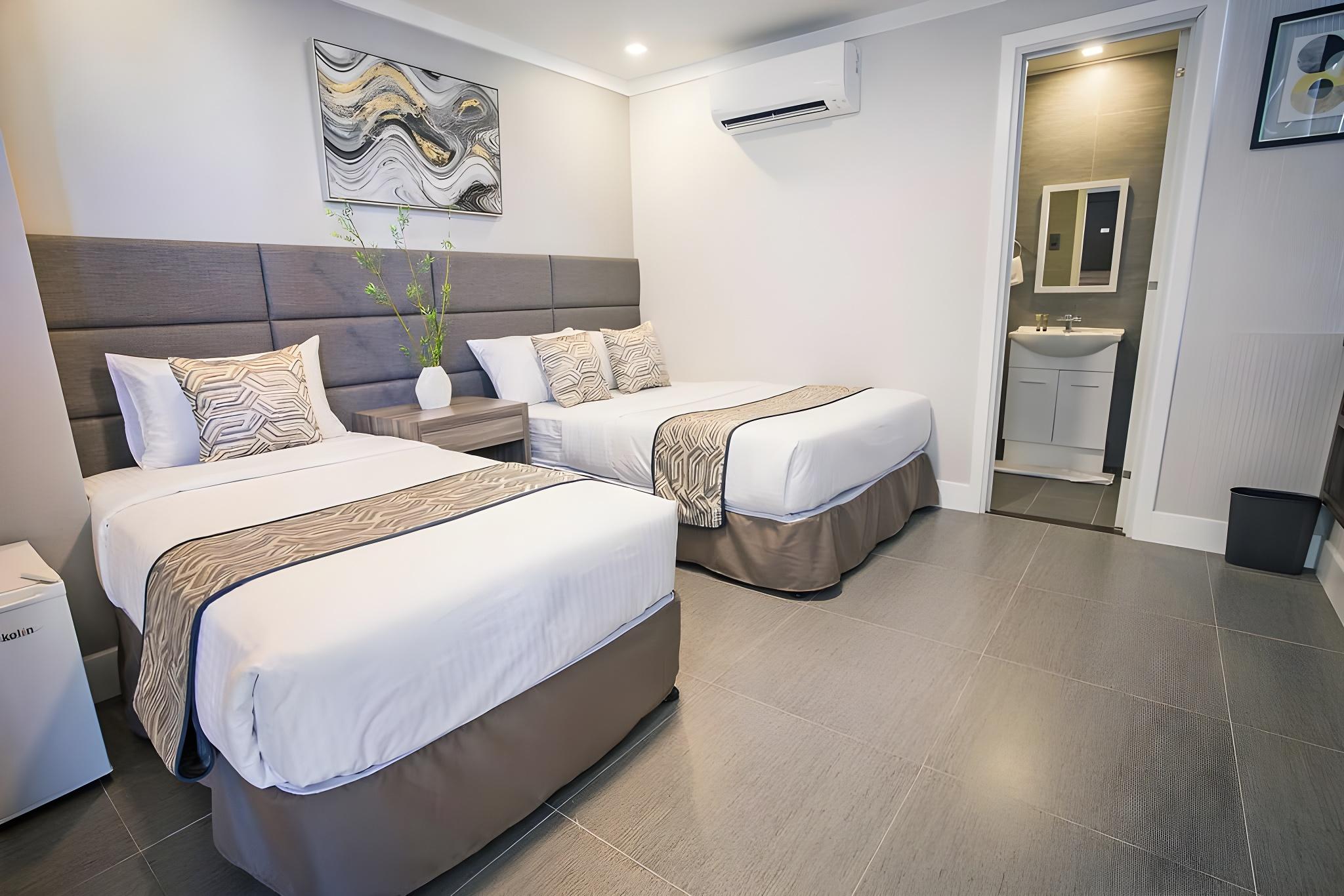 ROOM, TRIPLE, CITY VIEW