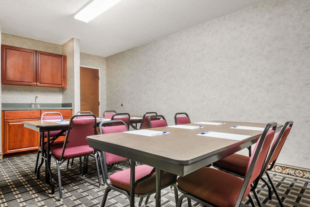 Days Inn by Wyndham Norton 22/25