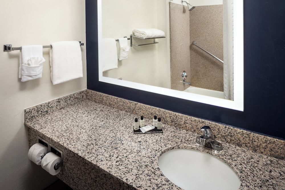 Wyndham Tucson Airport & Conference Center 65/66