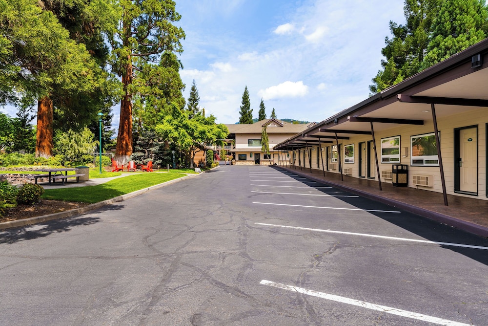 Redwood Hyperion Suites 57/65